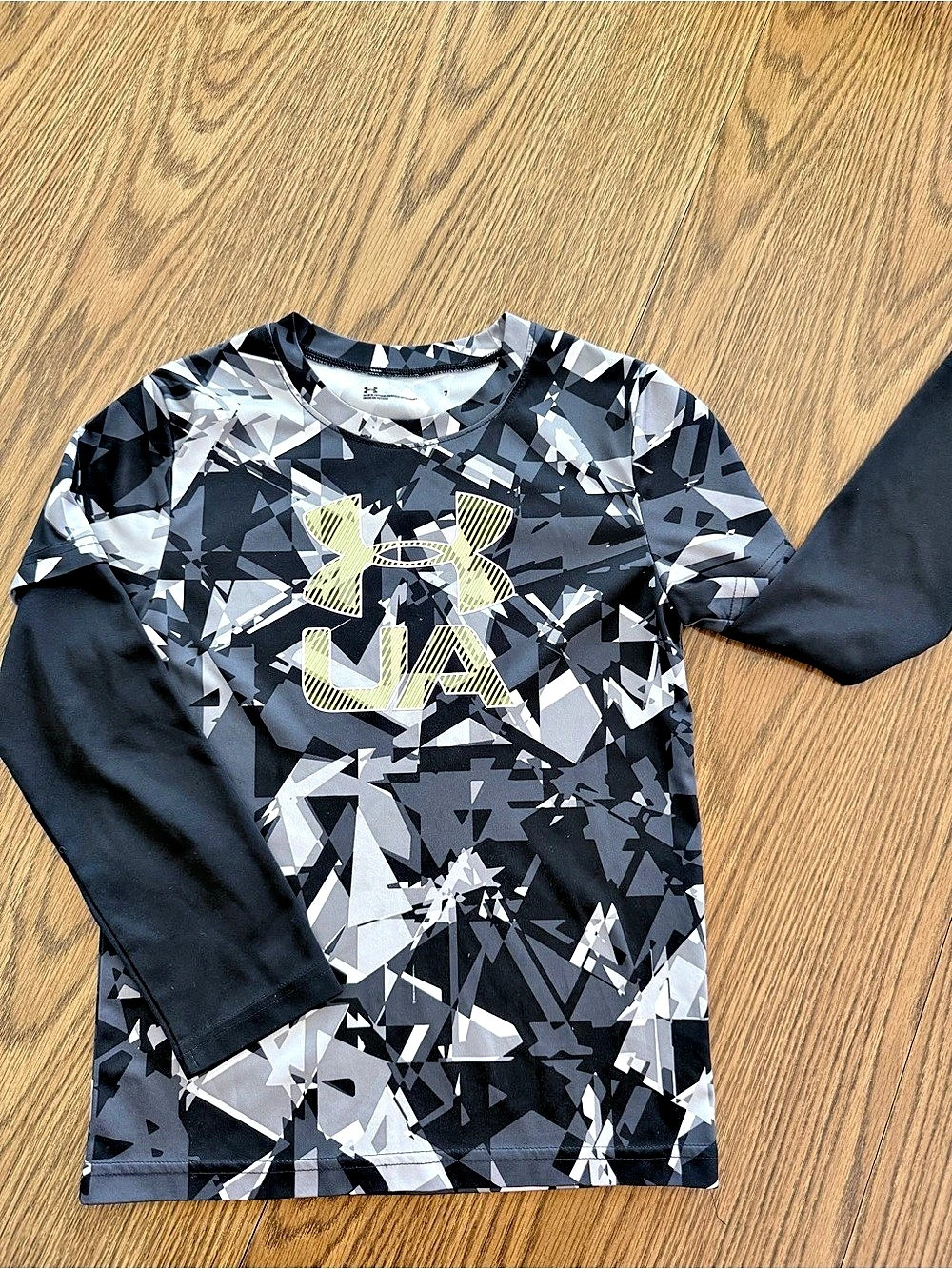 Under Armour Boys Long Sleeve Graphic Shirt Size 7 Like New